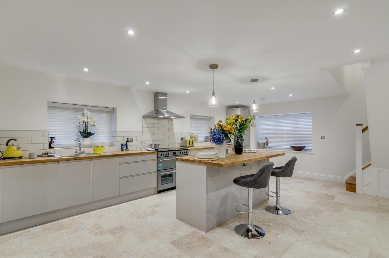 Spacious 6-Bed Home, Near The Norfolk Broads Clippesby Exterior foto